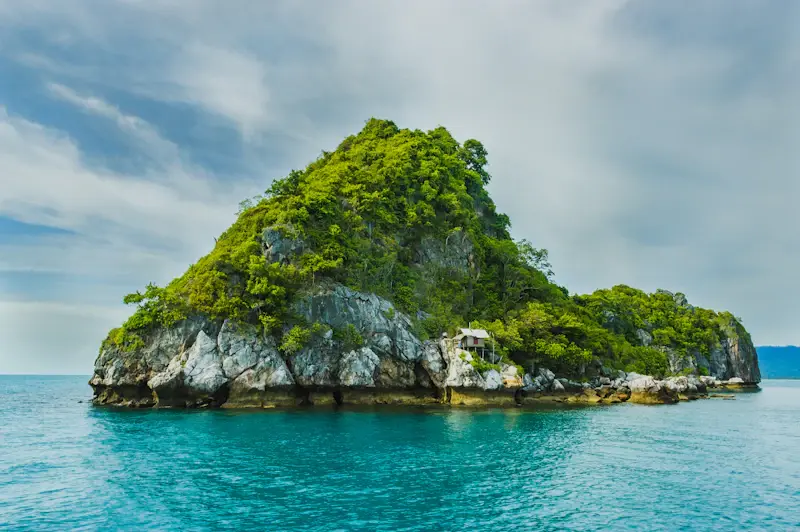 Petite île verdoyante entourée d’une eau turquoise