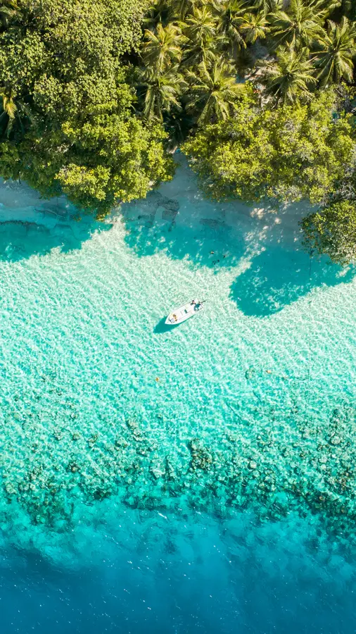 Vue aérienne d’un bateau sur un lagon turquoise