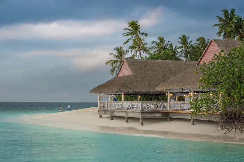 Restaurant en bois posé au bord d’une eau turquoise